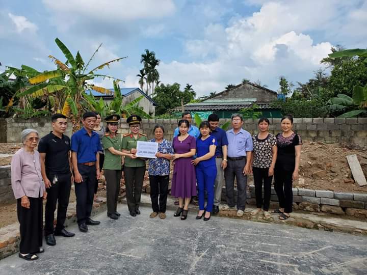 Hội Phụ nữ Công an thành phố hỗ trợ xây dựng nhà “Mái ấm tình thương” tặng hội viên